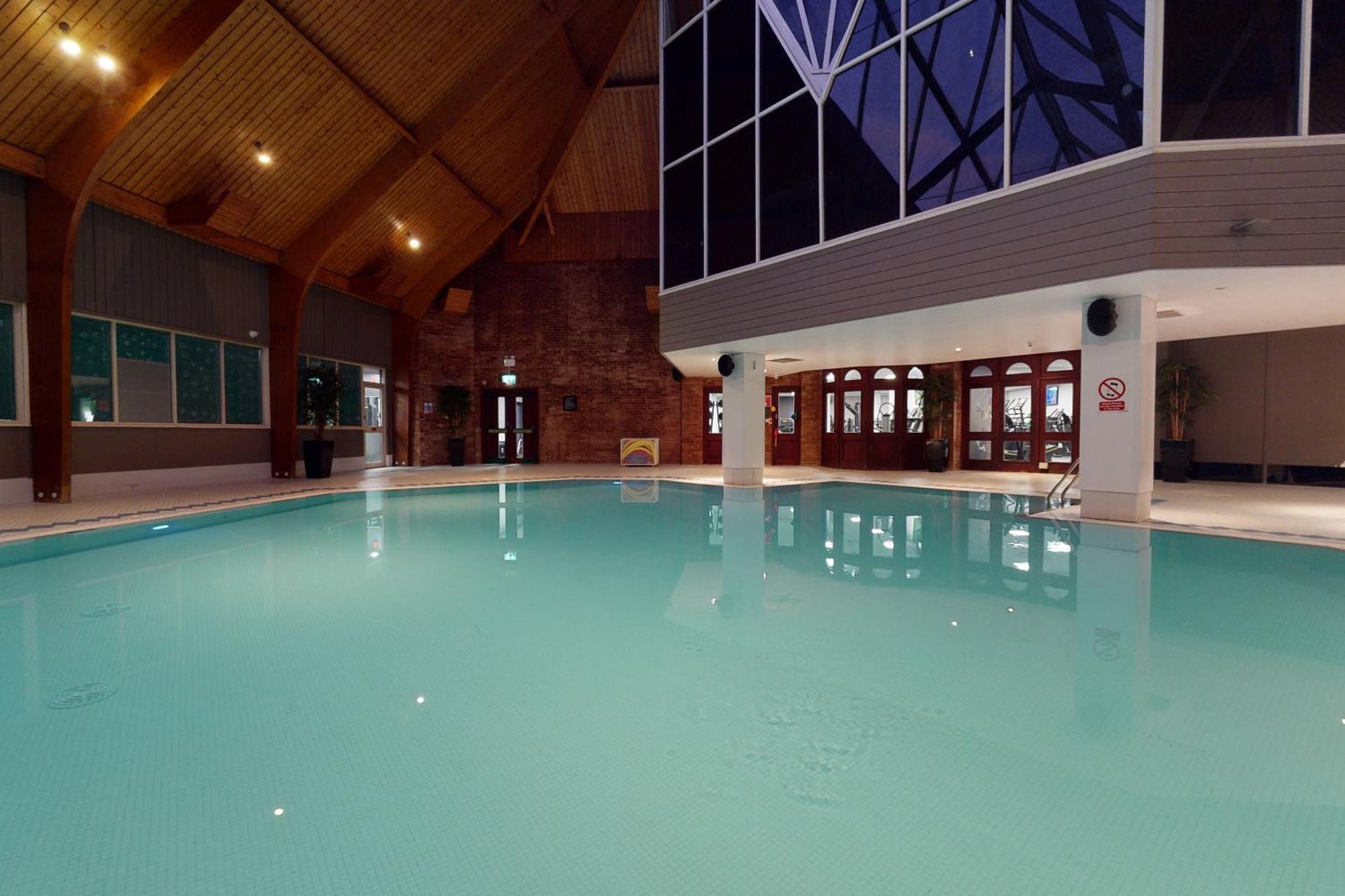 Village Hotel Суиндон Экстерьер фото