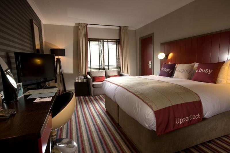 Village Hotel Суиндон Экстерьер фото