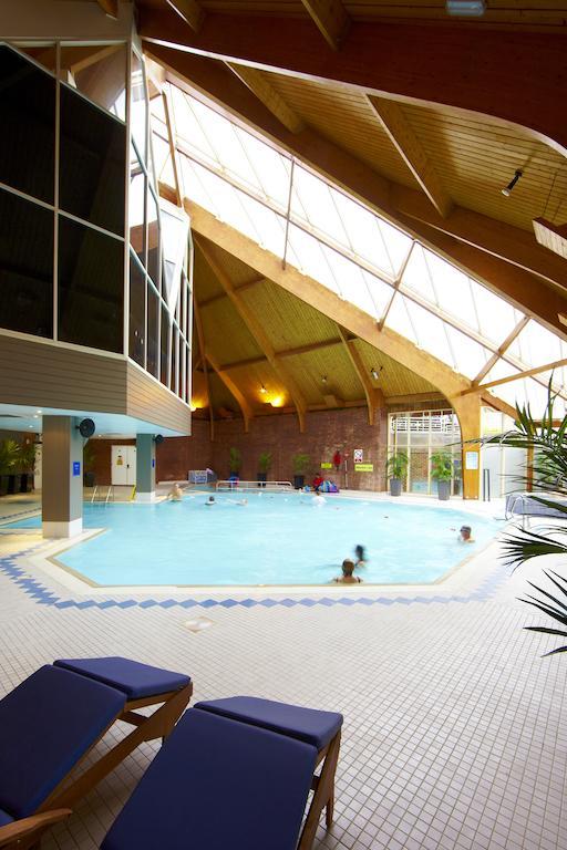 Village Hotel Суиндон Экстерьер фото