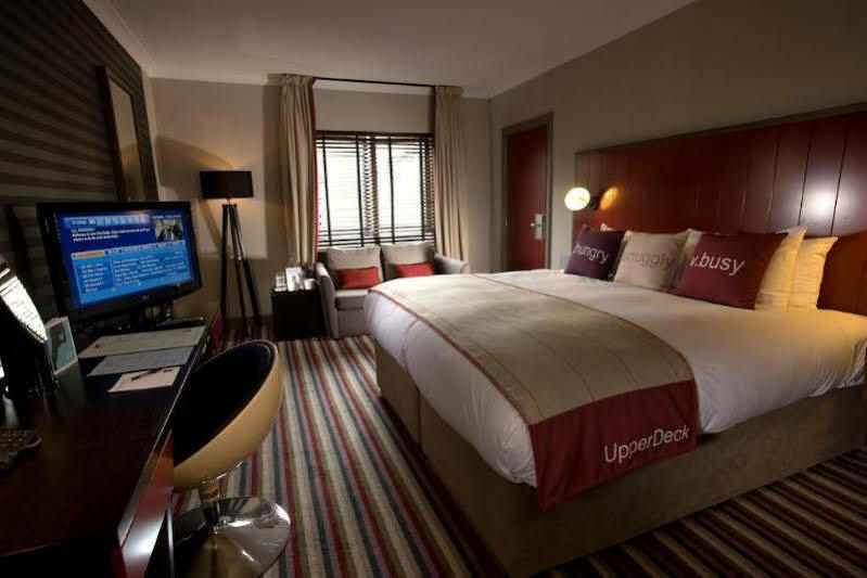 Village Hotel Суиндон Экстерьер фото