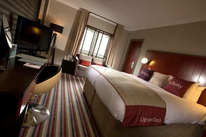 Village Hotel Суиндон Экстерьер фото